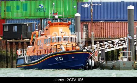 Harwich, Essex - 18 août 2021 : RNLB Albert Brown amarré près de la jetée de Ha’penny. Banque D'Images