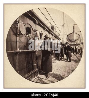 GEORGE EASTMAN (1854-1932) tenant un ancien appareil photo-photo Kodak sur un NAVIRE SS GALLIA dans les années 1890, pris par Fred Church - George Eastman était un inventeur américain industriel et visionnaire pour la caméra mobile de film en rouleau et fondateur de The éponyme Eastman Kodak Company à Rochester, État de New York, États-Unis Banque D'Images