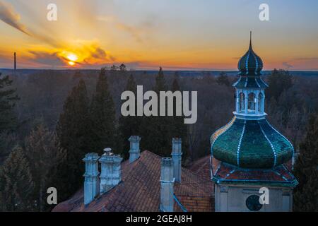 Le manoir de la ville d'Ilowa en Pologne vu d'en haut. Photo du drone. Banque D'Images