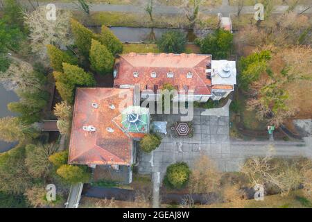 Le manoir de la ville d'Ilowa en Pologne vu d'en haut. Photo du drone. Banque D'Images