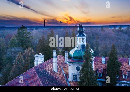 Le manoir de la ville d'Ilowa en Pologne vu d'en haut. Photo du drone. Banque D'Images