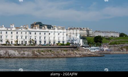 Plymouth, Devon, Angleterre, Royaume-Uni. 2021. Vue sur la région de West Hoe et Plymouth Hoe de Plymouth depuis Plymouth Sound. Banque D'Images