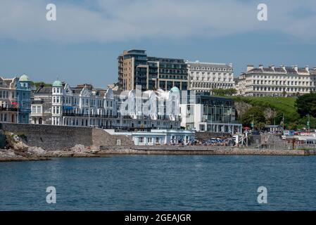 Plymouth, Devon, Angleterre, Royaume-Uni. 2021. Vue sur la région de West Hoe et Plymouth Hoe de Plymouth depuis Plymouth Sound. Banque D'Images