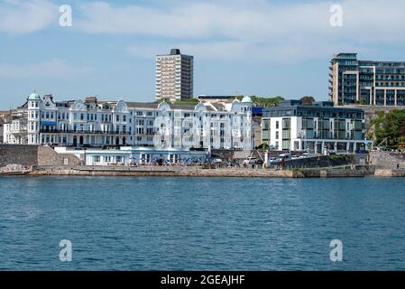 Plymouth, Devon, Angleterre, Royaume-Uni. 2021. Vue sur la région de West Hoe et Plymouth Hoe de Plymouth depuis Plymouth Sound. Banque D'Images