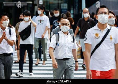 Tokyo, Japon. 18 août 2021. Des piétons portant des masques faciaux marchent dans la zone commerçante de Ginza. Le Gouvernement métropolitain de Tokyo a confirmé mercredi 5,386 nouveaux cas d'infection par le coronavirus dans la capitale. (Credit image: © Rodrigo Reyes Marin/ZUMA Press Wire) Credit: ZUMA Press, Inc./Alamy Live News Banque D'Images