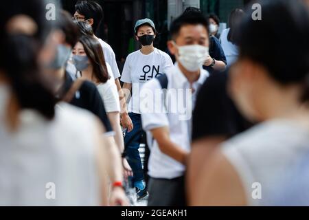 Tokyo, Japon. 18 août 2021. Des piétons portant des masques faciaux marchent dans la zone commerçante de Ginza. Le Gouvernement métropolitain de Tokyo a confirmé mercredi 5,386 nouveaux cas d'infection par le coronavirus dans la capitale. (Credit image: © Rodrigo Reyes Marin/ZUMA Press Wire) Credit: ZUMA Press, Inc./Alamy Live News Banque D'Images