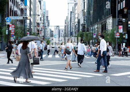 Tokyo, Japon. 18 août 2021. Des piétons portant des masques faciaux marchent dans la zone commerçante de Ginza. Le Gouvernement métropolitain de Tokyo a confirmé mercredi 5,386 nouveaux cas d'infection par le coronavirus dans la capitale. (Credit image: © Rodrigo Reyes Marin/ZUMA Press Wire) Credit: ZUMA Press, Inc./Alamy Live News Banque D'Images