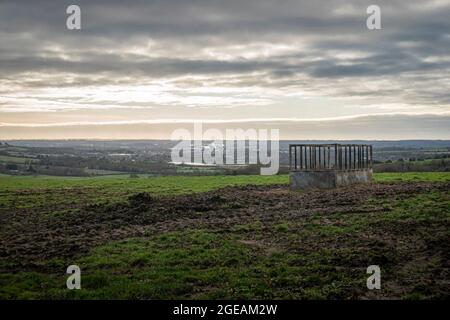 Vue d'un éleveur de bétail dans un champ avec la rivière Medway et la vallée au loin Banque D'Images