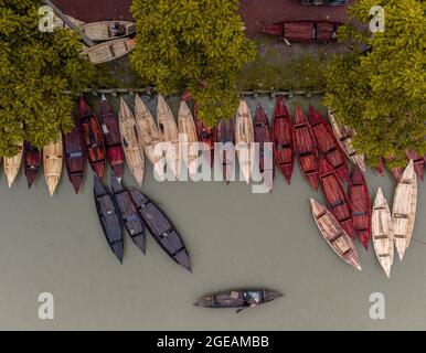 Vue aérienne des constructeurs de bateaux fabriquent des bateaux en bois à âÂ€ÂœNoukar HaatâÂ Â€Â (marché de bateau) à Kuriana sous le Swarupkathi upazila du district de Pirojpur. Le marché de Noukar Haat, d'une longueur de deux kilomètres, est réputé pour le commerce de différentes variétés de bateaux pendant la saison de la mousson. Le marché se déroule tous les vendredis de mai à novembre. Les types de bateaux disponibles à la vente, construits par des artisans locaux du Muktahar, Chami, Boldia, Inderhaat, Boitha Kata, sont ÂœNaak â€ ÂœPanisâÂ€ou âÂ€ÂœPinisâÂ€ÂœDingiâÂ€Â Â Â Â Â Â Â Â Â Â Â Â Â Â Â Â Â Â Â Â Â Â Â Â Â Â Â Â Â Â Â Â Â Â Â Â Â Â Â Â Â Â Â Â Â Â Â Â Â Villages de Dubi et Kathali. Le 18 août, Banque D'Images