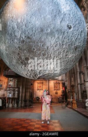 Londres Royaume-Uni 18 août 2021 St John The Baptiste Church, Holland Road a une incroyable installation lunaire a été dévoilé dans le cadre du Kensington Chelsea Festival. Museum of the Moon est une œuvre d'art de tournée par l'artiste britannique Luke Jerram. Mesurant sept mètres de diamètre, la lune présente une imagerie détaillée de 120 dpi de la surface lunaire de la NASA. Le moment idéal pour profiter de cette expérience lunaire est à 19:00, où elle prendra vie avec la musique créée par le BAFTA et le compositeur primé Ivor Novello Dan Jones. Paul Quezada-Neiman/Alamy Live News Banque D'Images