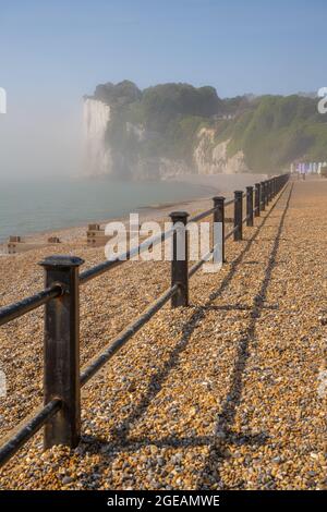 Le brouillard se baladant de la Manche autour des falaises de la baie St Margaret's Kent Banque D'Images