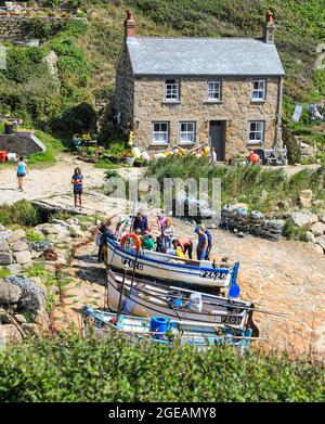 Bateaux de pêche sur la cale à Penberth Cove, un petit village sur la péninsule de Penwith, Cornwall, Angleterre, Royaume-Uni Banque D'Images