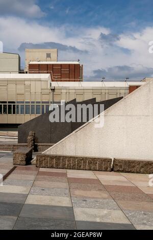 Berlin, Kulturforum, Blick von der Piazza auf das Kunstgewerbemuseum, 1967 von Rolf Gutbrod entworfen und 1985 eröffnet Banque D'Images