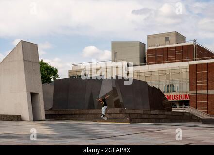 Berlin, Kulturforum, Blick von der Piazza auf das Kunstgewerbemuseum, 1967 von Rolf Gutbrod entworfen und 1985 eröffnet (mit Skateboarder) Banque D'Images