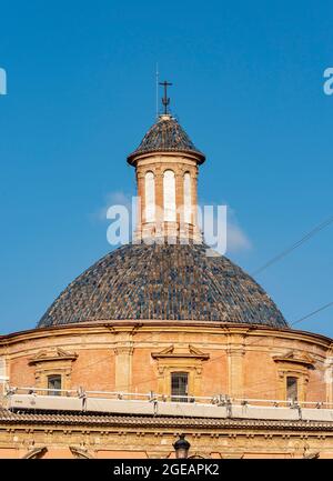 Vue rapprochée du dôme et de la tour de Basílica de la Mare de Déu dels Desemparats, Valence, Espagne Banque D'Images