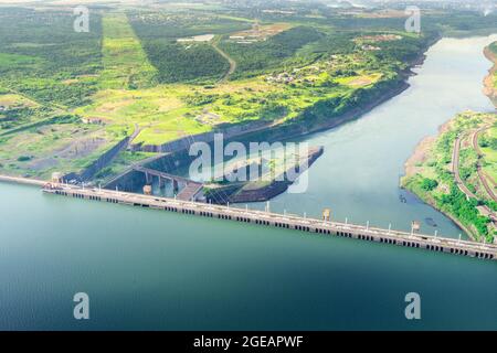 Vue aérienne du barrage hydroélectrique d'Itaipu sur le fleuve Parana. Banque D'Images