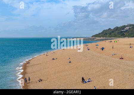 Plage de Folkestone. La plage de galets est fortement inclinée, ce qui permet un changement rapide des marées. Dans cette photo, la marée est dehors et le ciel est parfait. Banque D'Images