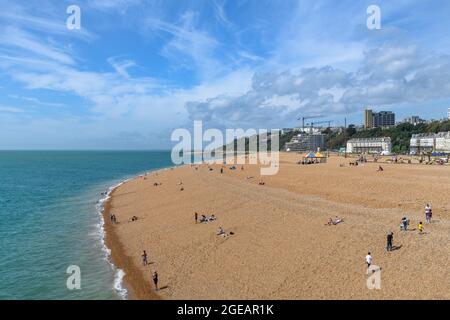 Plage de Folkestone. La plage de galets est fortement inclinée, ce qui permet un changement rapide des marées. Dans cette photo, la marée est dehors et le ciel est parfait. Banque D'Images