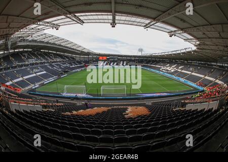 Vue générale du MKM Stadium avant ce match du championnat Sky Bet du soir, Hull City v Derby County Banque D'Images