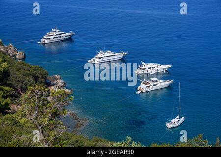 Yachts et bateaux de plaisance amarrés dans la baie de Kalamitsi près du village de Kardamiyli, Messinian Mani, Péloponnèse du Sud, Grèce. Banque D'Images