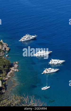 Yachts et bateaux de plaisance amarrés dans la baie de Kalamitsi près du village de Kardamiyli, Messinian Mani, Péloponnèse du Sud, Grèce. Banque D'Images
