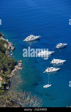 Yachts et bateaux de plaisance amarrés dans la baie de Kalamitsi près du village de Kardamiyli, Messinian Mani, Péloponnèse du Sud, Grèce. Banque D'Images
