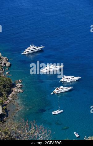 Yachts et bateaux de plaisance amarrés dans la baie de Kalamitsi près du village de Kardamiyli, Messinian Mani, Péloponnèse du Sud, Grèce. Banque D'Images