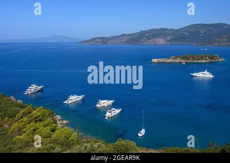 Yachts et bateaux de plaisance amarrés dans la baie de Kalamitsi près du village de Kardamiyli, Messinian Mani, Péloponnèse du Sud, Grèce. Banque D'Images
