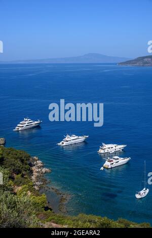 Yachts et bateaux de plaisance amarrés dans la baie de Kalamitsi près du village de Kardamiyli, Messinian Mani, Péloponnèse du Sud, Grèce. Banque D'Images