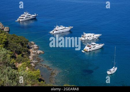 Yachts et bateaux de plaisance amarrés dans la baie de Kalamitsi près du village de Kardamiyli, Messinian Mani, Péloponnèse du Sud, Grèce. Banque D'Images