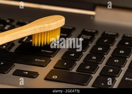 Gros plan sur les couleurs de la brosse à dents manche en bois nettoyage du clavier. Banque D'Images