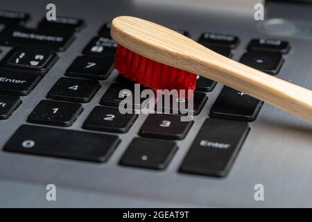 Gros plan sur les couleurs de la brosse à dents manche en bois nettoyage du clavier. Banque D'Images