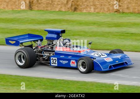 1972 Chevron B24 Formule 5000 à l'épreuve de course automobile 2014 du Goodwood Festival of Speed, en montant la montée de la colline Banque D'Images