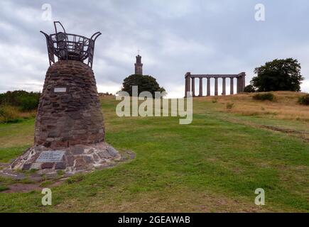 Nelson Monument, National Monument of Scotland et un Cairn sur Calton Hill à Édimbourg, Écosse, Royaume-Uni Banque D'Images