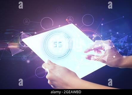 Concept de tablette futuriste de Holdig main Banque D'Images
