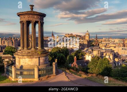 Monument Dugald Stewart sur Calton Hill et vues sur Édimbourg, Écosse, Royaume-Uni Banque D'Images