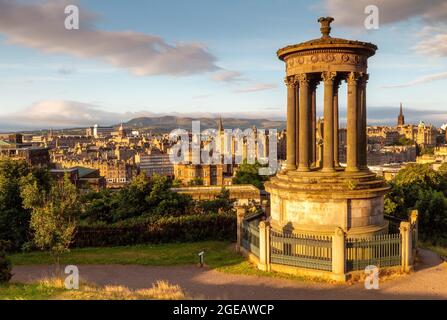 Monument Dugald Stewart sur Calton Hill et vues sur Édimbourg, Écosse, Royaume-Uni Banque D'Images