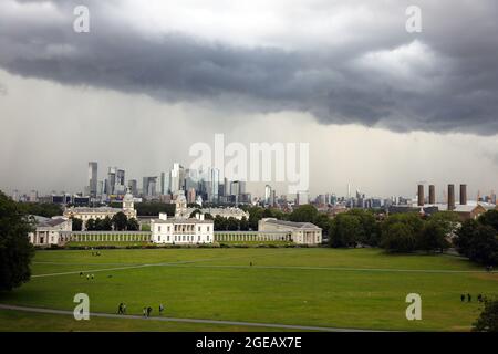 Nuages orageux au-dessus de Canary Wharf vus de Greenwich Park, Londres. L'ancien collège naval est le cadre central avec le quai des Canaries en arrière-plan. Anglais Banque D'Images