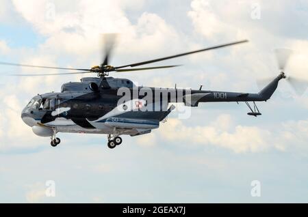 Hélicoptère militaire mi-14 de la Marine polonaise Haze avec Orca, orque, œuvre d'art du 50e anniversaire. Hélicoptère ASW de Darłowo Air Group. Visite au Royaume-Uni Banque D'Images