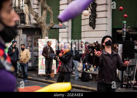 Buenos Aires, Buenos Aires, Argentine. 18 août 2021. Des artistes de rue ont organisé une manifestation devant la maison de la culture contre les abus commis par les forces de police. (Image de crédit : © Alejo Manuel Avila/ZUMA Press Wire) Banque D'Images