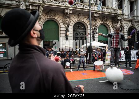 Buenos Aires, Buenos Aires, Argentine. 18 août 2021. Des artistes de rue ont organisé une manifestation devant la maison de la culture contre les abus commis par les forces de police. (Image de crédit : © Alejo Manuel Avila/ZUMA Press Wire) Banque D'Images