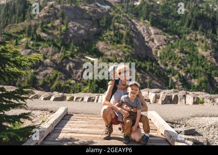 Mère et fils randonnée à Heather Meadows dans le Mt. Forêt nationale de Baker-Snoqualmie. Banque D'Images