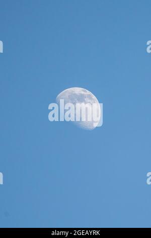 lune partielle au crépuscule sur ciel bleu Banque D'Images