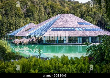 Siège de Red Bull le complexe avec les bâtiments de type volcan à côté de la route principale est le siège de Red Bull. Banque D'Images