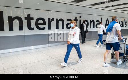 Londres Heathrow. ROYAUME-UNI- 08.08.2021. Passagers aériens dans le hall des arrivées internatinal de l'aéroport de Heathrow Teminal 5. Banque D'Images