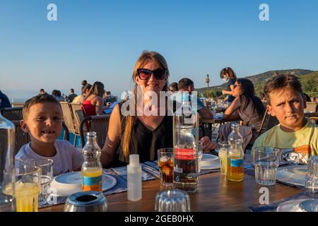 L'île de Lefkada. Royaume-Uni- 08.07.2021: Famille et amis en vacances dîner dans le restaurant. Banque D'Images
