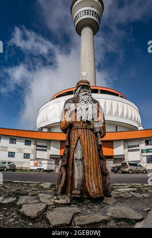 Prade, République tchèque - juillet 10,2021. Statue de Prade, patron mystique et garde des montagnes jéeniky, sur le sommet de la montagne de Prade, émetteur TV Banque D'Images