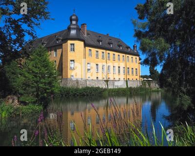 L'eau jaune romantique château Schloss Dyck dans Juechen en Allemagne Banque D'Images