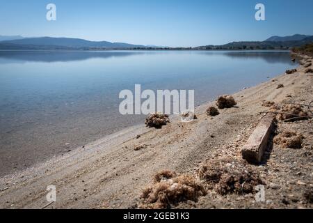 Le lac salé par le canal à l'île de Lefkada. Grèce. Une destination de vacances d'été populaire. Banque D'Images