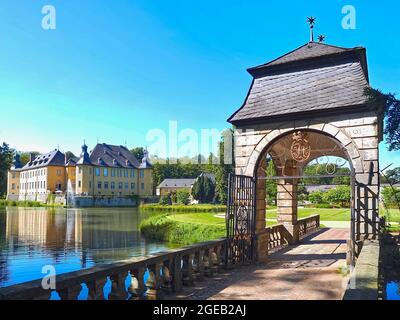 L'eau jaune romantique château Schloss Dyck dans Juechen en Allemagne Banque D'Images